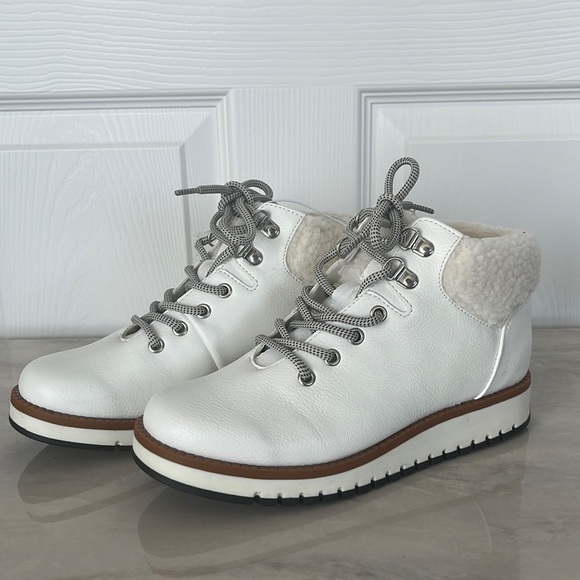 ✨NWT✨ Cliffs by White Mountain Booties - Picture 1 of 8